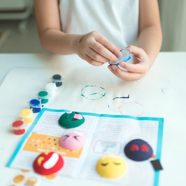 Smiley Mould and Pour Painting Kit for Kids Smiley Plaster Casting Set - Suitable for Children from 4 Years and Up toy best gift for boys girl ages  4 5 6 7 8 9 10