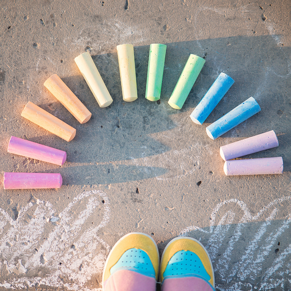 PlumoToys® 20 Pcs Chalk Set 5 beautiful Colors art and craft activity, washable, sidewalk chalk for schools and homes